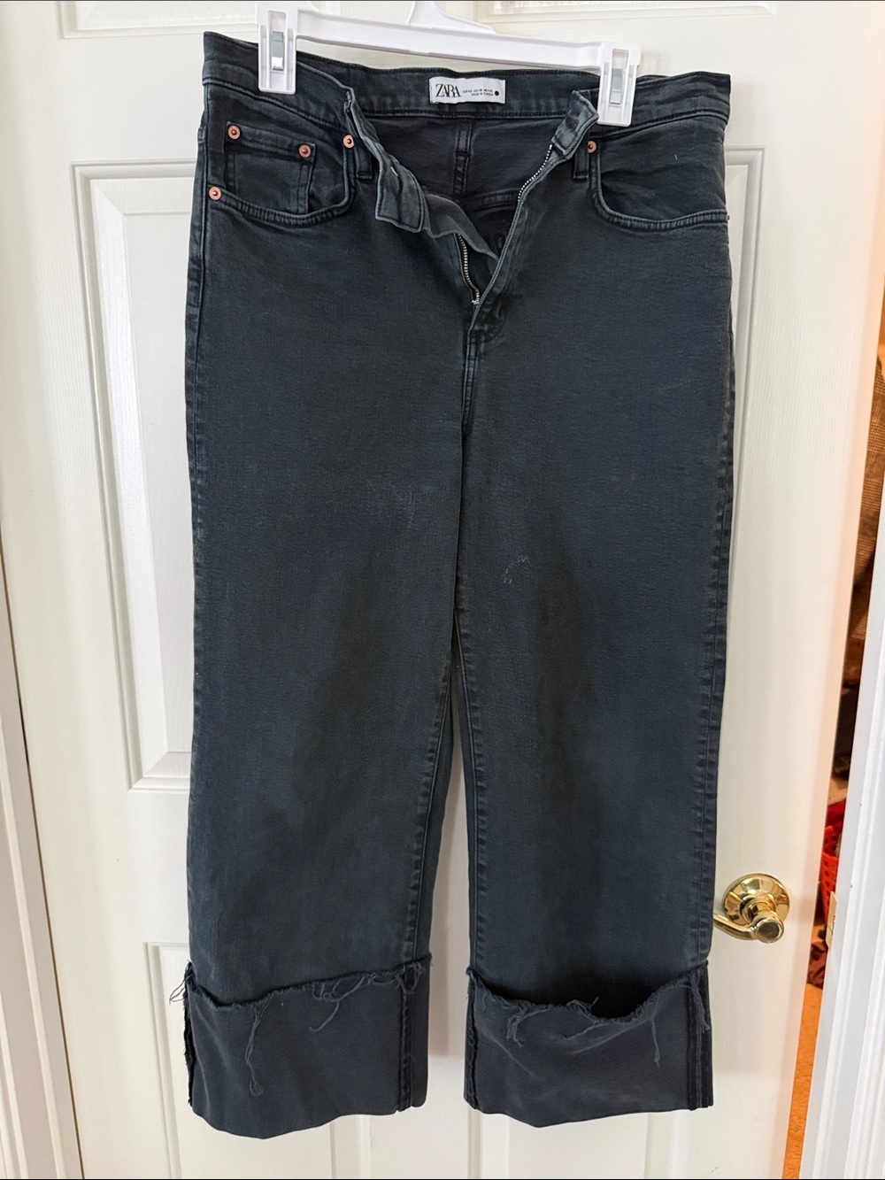 Zara Black Wide-Leg Cropped Jeans with Raw Cuff